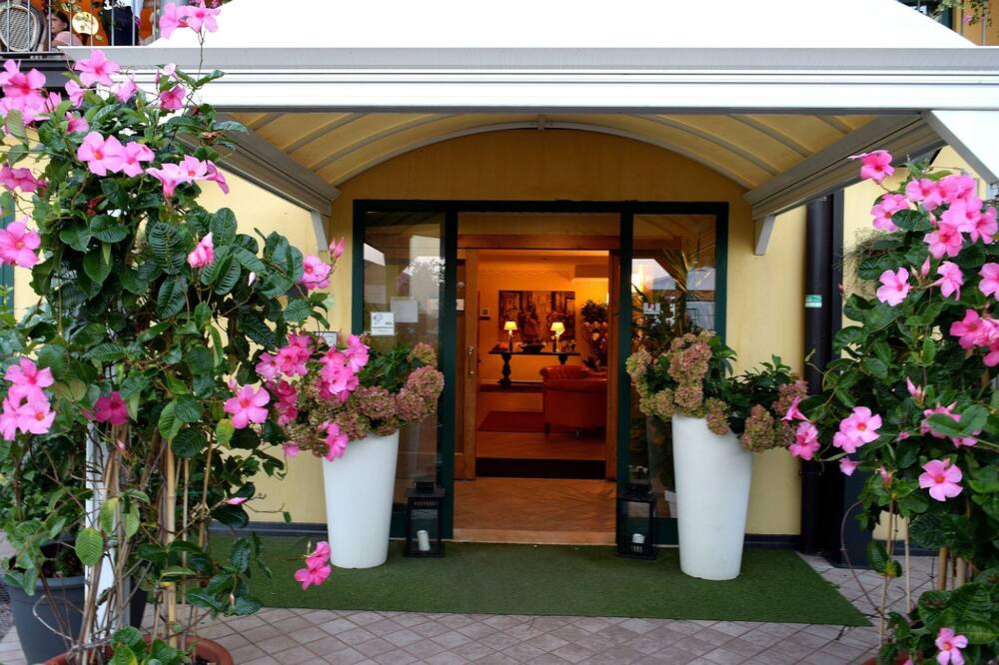 Hotel Riva Del Sole Moniga del Garda Exterior foto