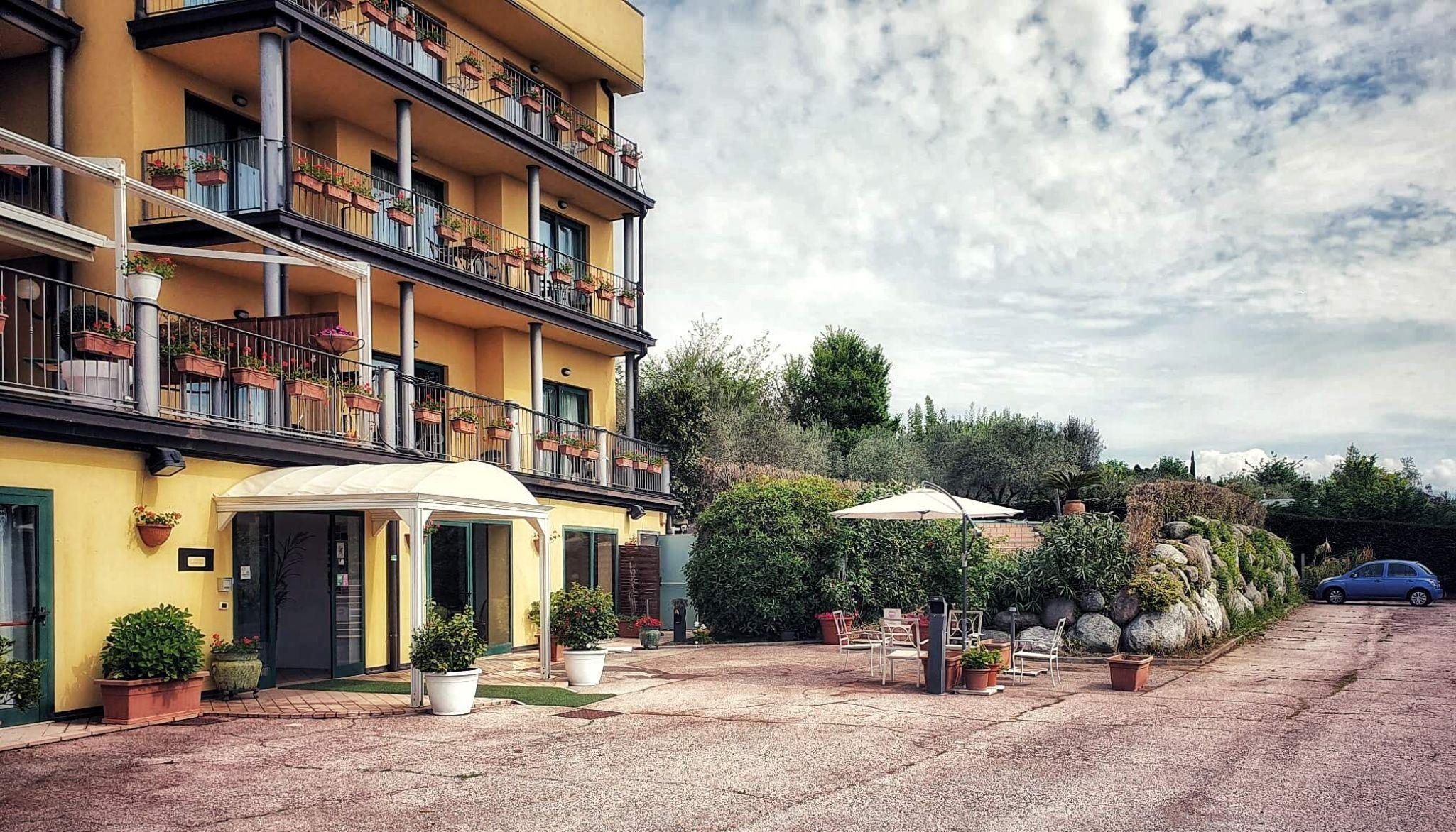 Hotel Riva Del Sole Moniga del Garda Exterior foto