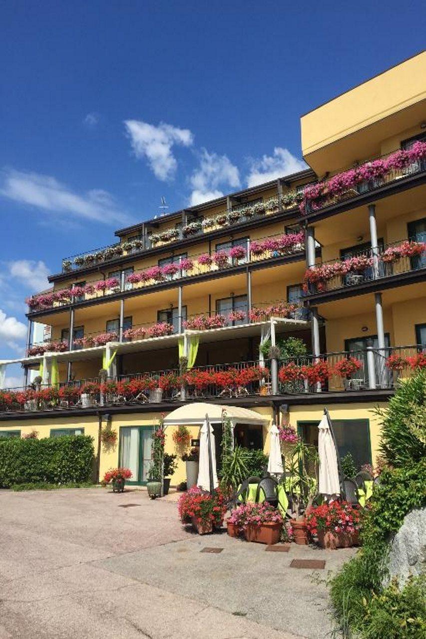 Hotel Riva Del Sole Moniga del Garda Exterior foto