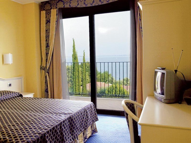 Hotel Riva Del Sole Moniga del Garda Exterior foto